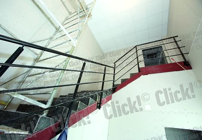 Scările au fost construite, iar pereţii  au fost placaţi cu panouri de gips-carton