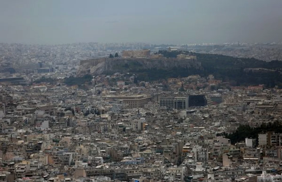 Un nor de praf saharian peste Acropole, Atena în aprile 2019 FOTO EPA-EFE