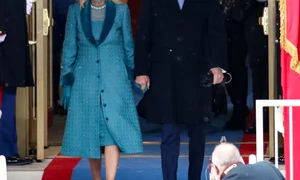 Jill Biden a ales un pardesiu din lână cu detalii de catifea pentru ceremonia de învestire jpeg