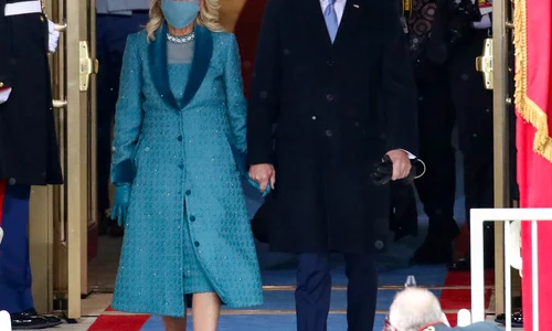 Jill Biden a ales un pardesiu din lână cu detalii de catifea pentru ceremonia de învestire jpeg