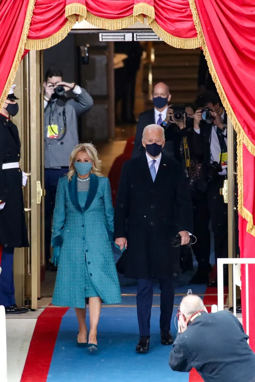 Jill Biden a ales un pardesiu din lână cu detalii de catifea pentru ceremonia de învestire