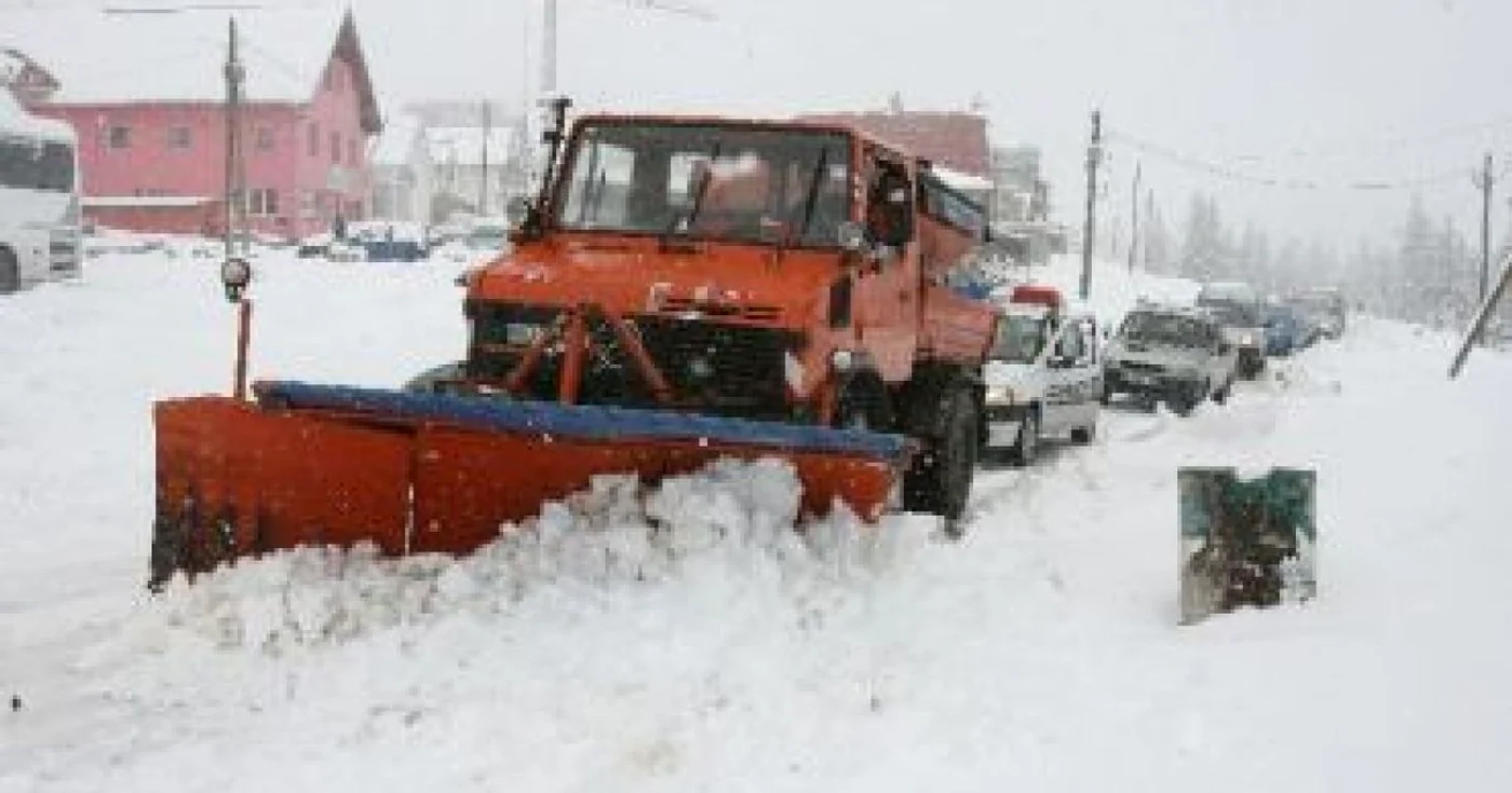 În câteva localităţi din Gorj s-a intervenit cu utilaje pentru deszăpezire 