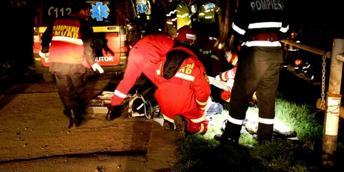 Şase persoane rănite după ce au plonjat cu maşina în râul Dâmboviţa FOTO ISU