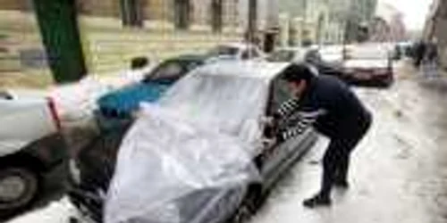 Elena Axini a pus o folie de plastic pe plafonul spart al autoturismului