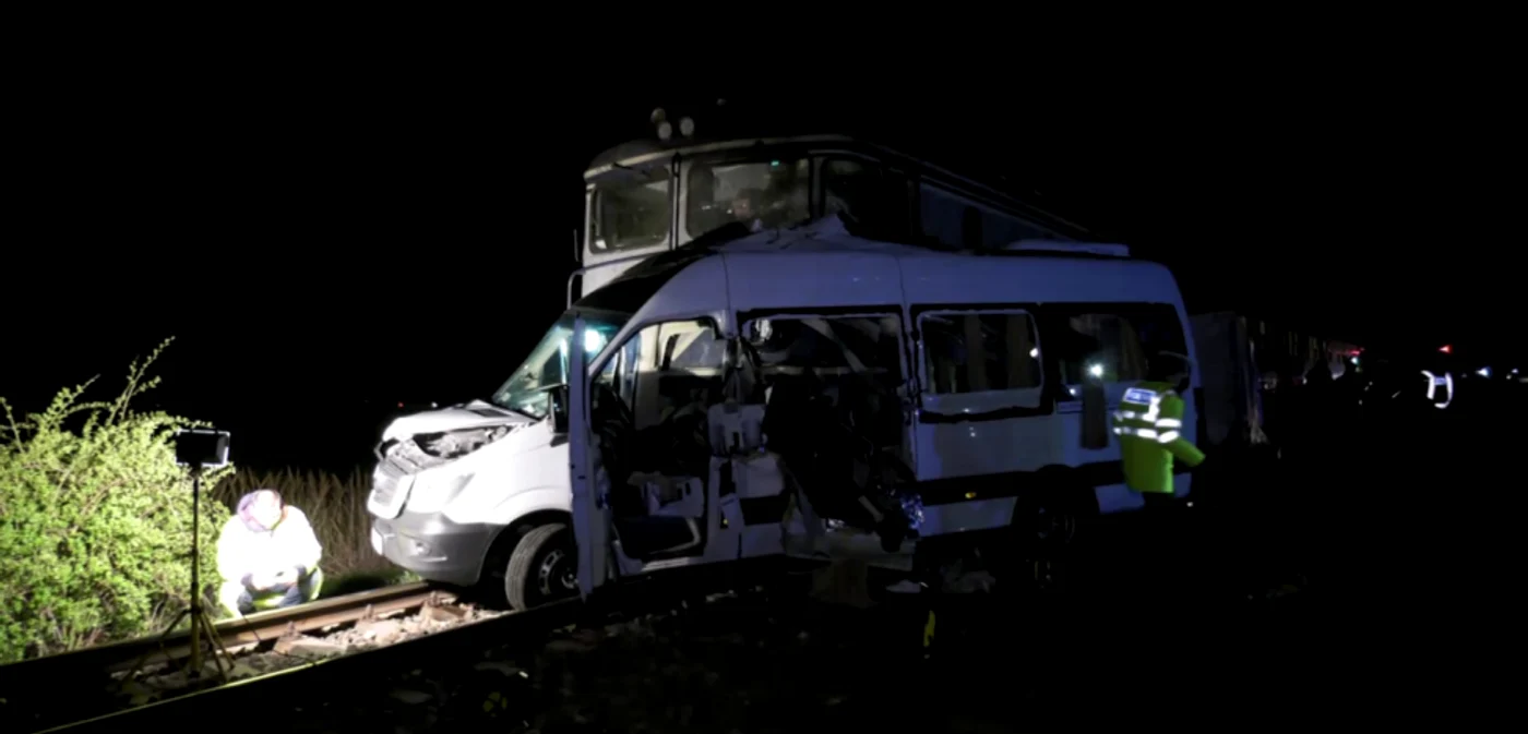 Angajaţii ISU încearcă să scoată pasagerii dintre fiarele contorsionate FOTO Iulian Bunilă
