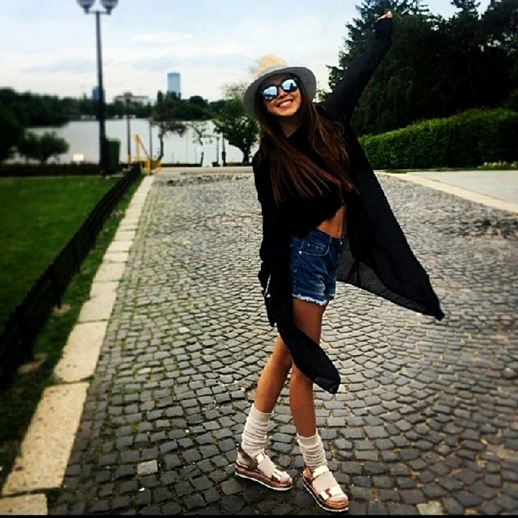 
    Teodora Stoica incearcă să adopte un stil vestimentar nonconformist, care uneori mai dă greș  