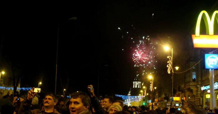 Mii de arădeni au admirat focurile de artificii în stradă