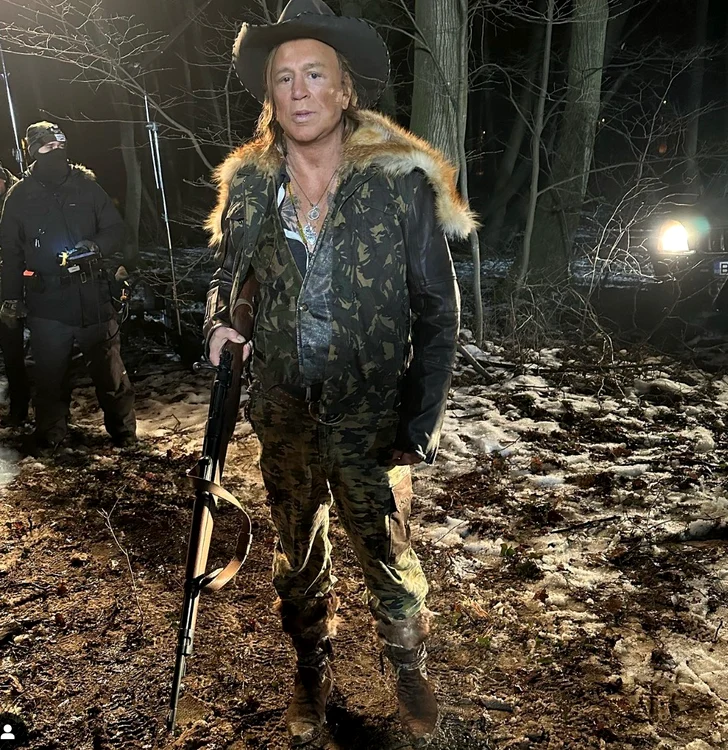 Actorul Mickey Rourke a povestit că mereu verifică și el personal armele cu care filmează