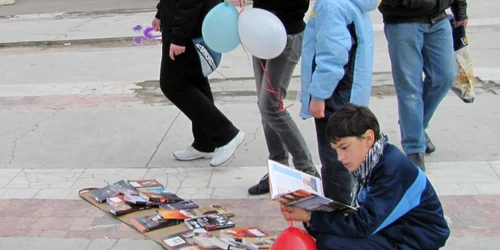 Elevii trebuie să prezinte ca scurtmetraj, naraţiune în imagini sau grafică rolul bibliotecii în viaţa lor