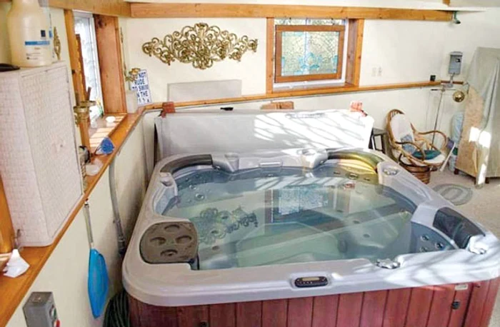 A fost amenajată o  cameră de relaxare  cu jacuzzi şi saună 