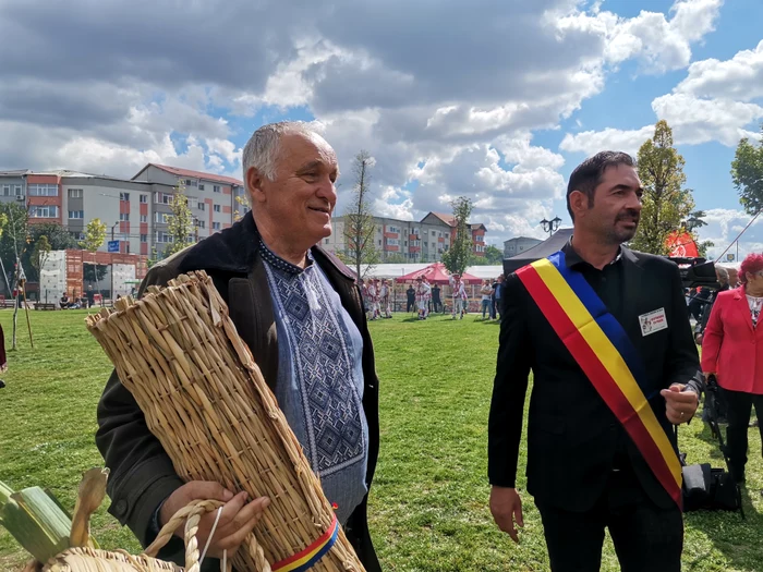 Prof. Victor Semciuc, premiat la Slatina, se mândrește cu elevii săi FOTO: Alina Mitran