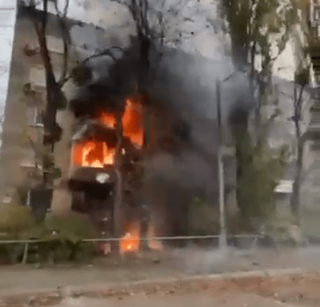 Atac cu rachete la Kiev: Două blocuri de locuințe au fost lovite de ruși VIDEO