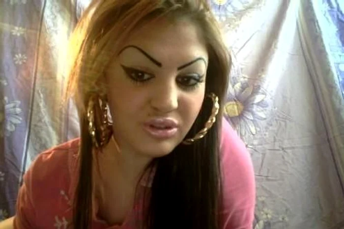 
    Fata din imagine are o problemă cu machiajul excesiv  