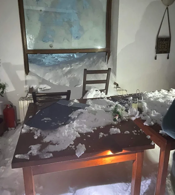 Avalanșa a făcut doar pagube materiale FOTO Facebook Radu Hera