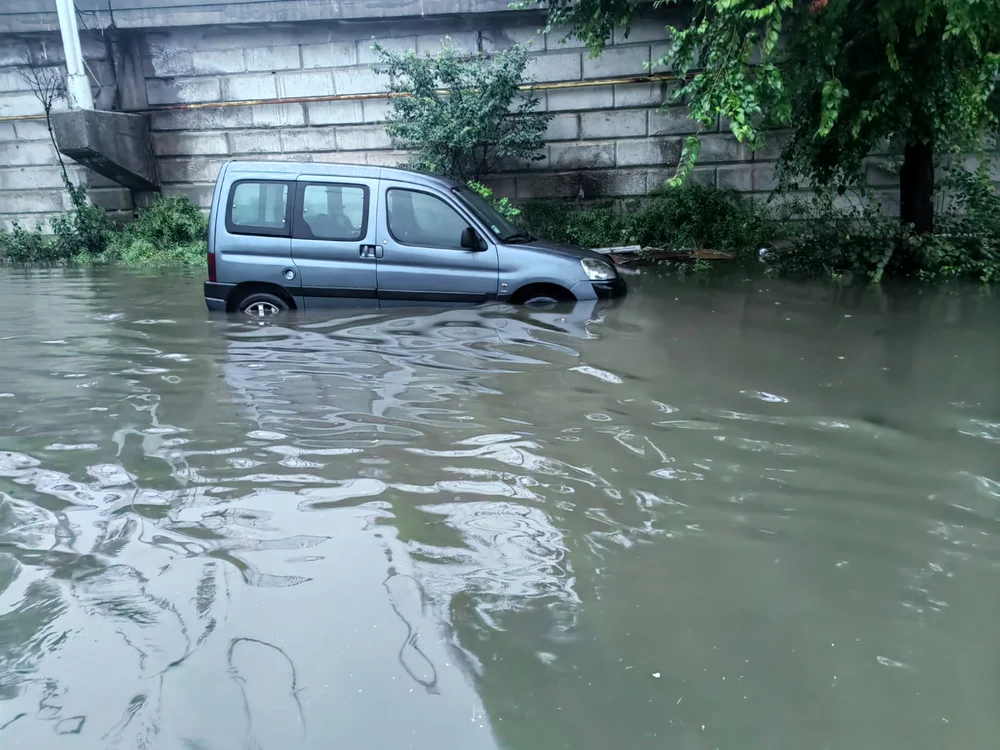 Mai multe zone din țară au fost afectate de inundații din cauza ploilor recente / foto: arhiva