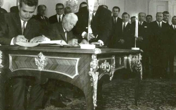 Nicolae Ceauşescu şi Ludvik Svoboda semnează Tratatul de 
prietenie, colaborare şi asistenţă mutuală între România şi 
Cehoslovacia, 16 august 1968 FOTO: Fototeca Online a Comunismului Românesc