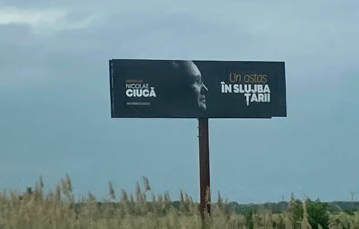 Panourile cu „ostaşul" Nicolae Ciucă au început să dispară din peisaj. Foto Radu Oltean