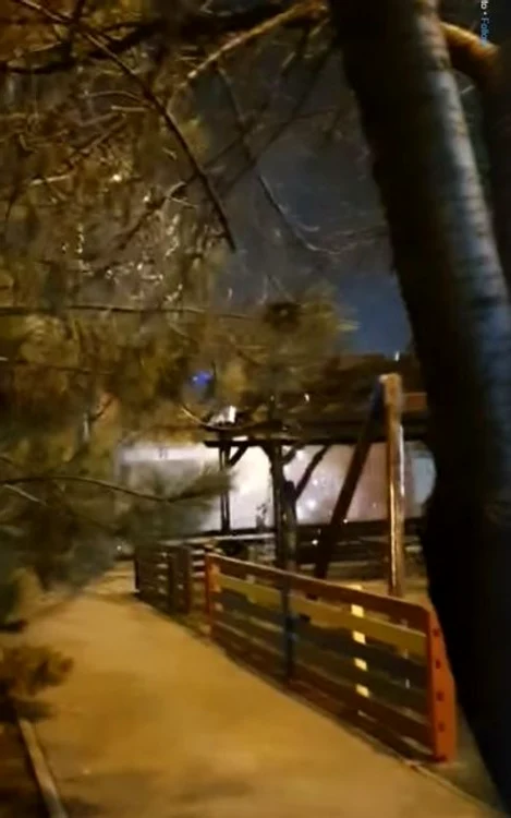 
    Cei doi indivizi reținuți au ariucat cu petarde în curtea unei caseFoto: adevarul.ro  