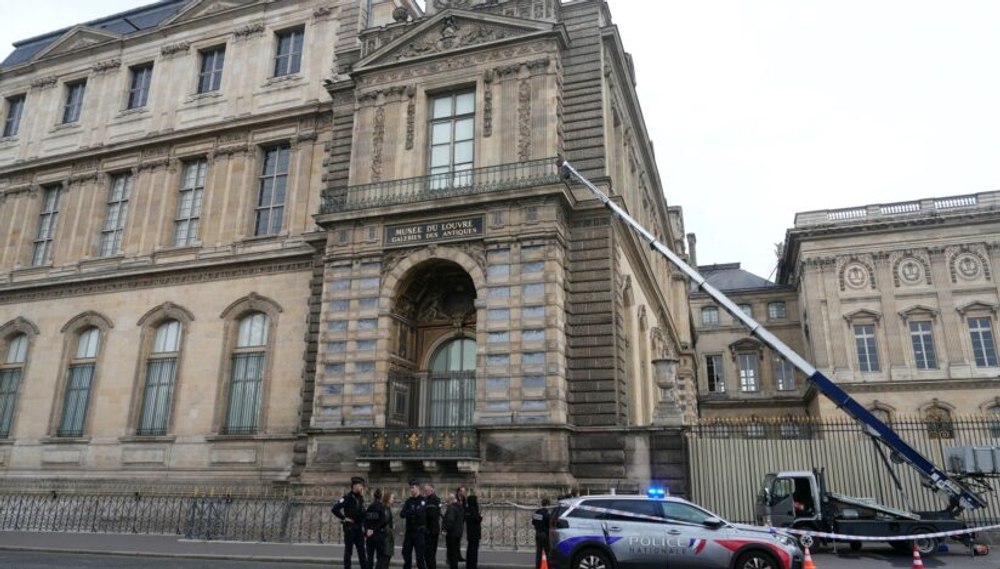 Jaful de la Luvru: Poliția franceză are o săptămână să recupereze bijuteriile istorice furate. „Acest furt este un șoc la scara incendiului de la Notre-Dame”
