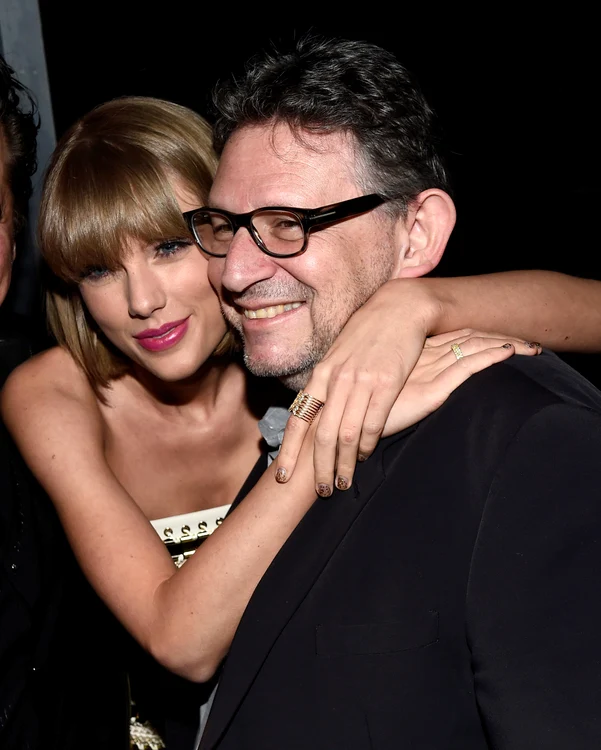 Lucian Grainge, președintele Universal Music, alături de cântăreața Taylor Swift 