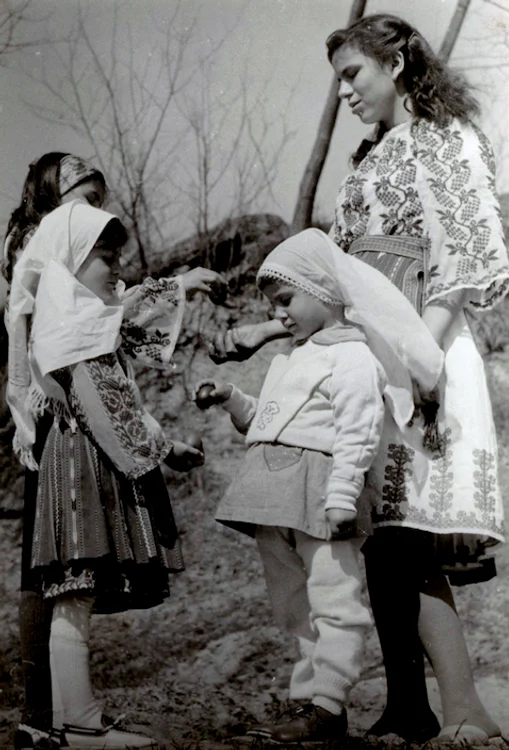Ciocnirea ouălor este una dintre tradițiile păstrate. FOTO: Muzeul Satului „D. Gusti”