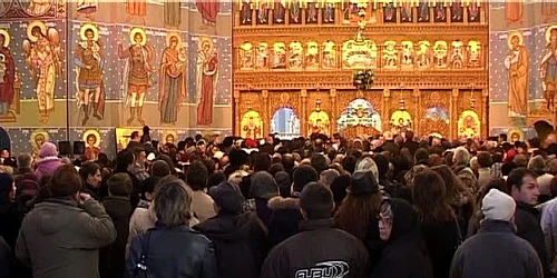 Bătrâna a fost tâlhărită chiar în biserică