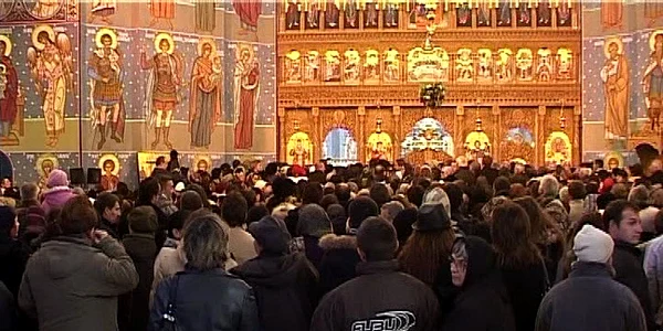 Bătrâna a fost tâlhărită chiar în biserică