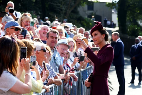 Kate Middleton poartă o pereche de cercei din colecția Reginei Elisabeta