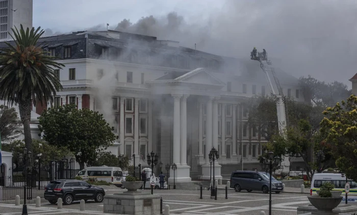 Un bărbat a fost interogat apoi arestat în cazul incendiului de la parlamentul Africii de Sud FOTO EPA-EFE