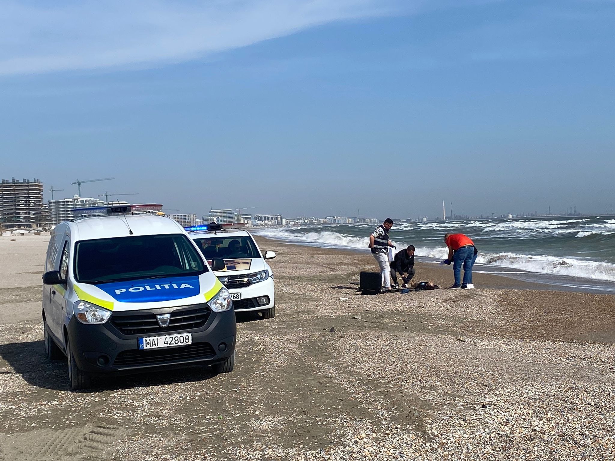 O tânără a fost găsită moartă pe plaja din Mamaia Nord. Se presupune că s-a înecat VIDEO