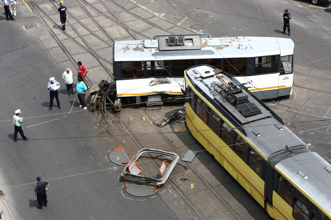 
    18 iulie 2012. Un tramvai s-a rupt în două în cartierul Rahova, după o manevră greșită de schimbare a macazului  