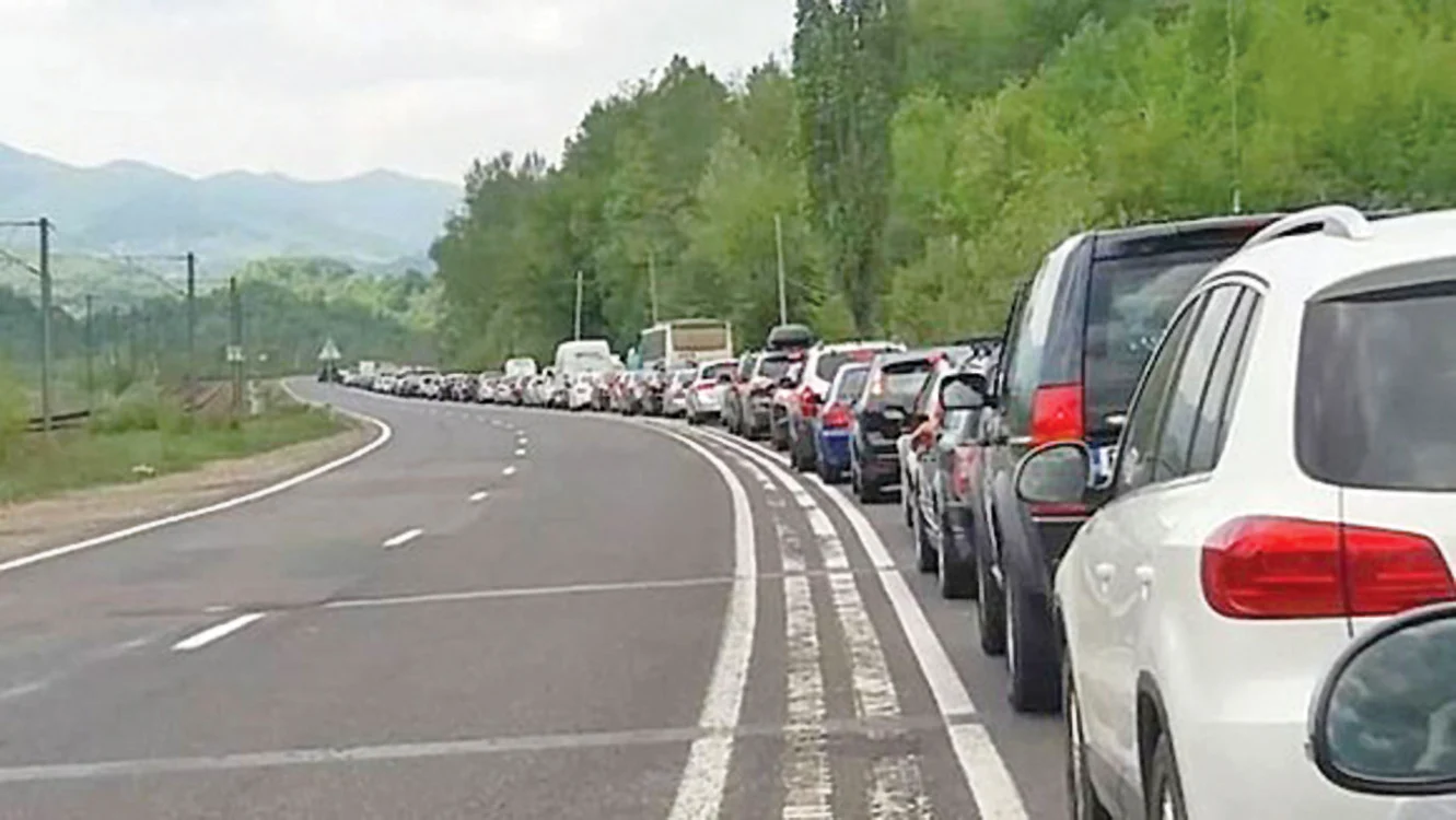 Drumul spre  stațiunile din  Valea Prahovei  a devenit din nou  aglomerat