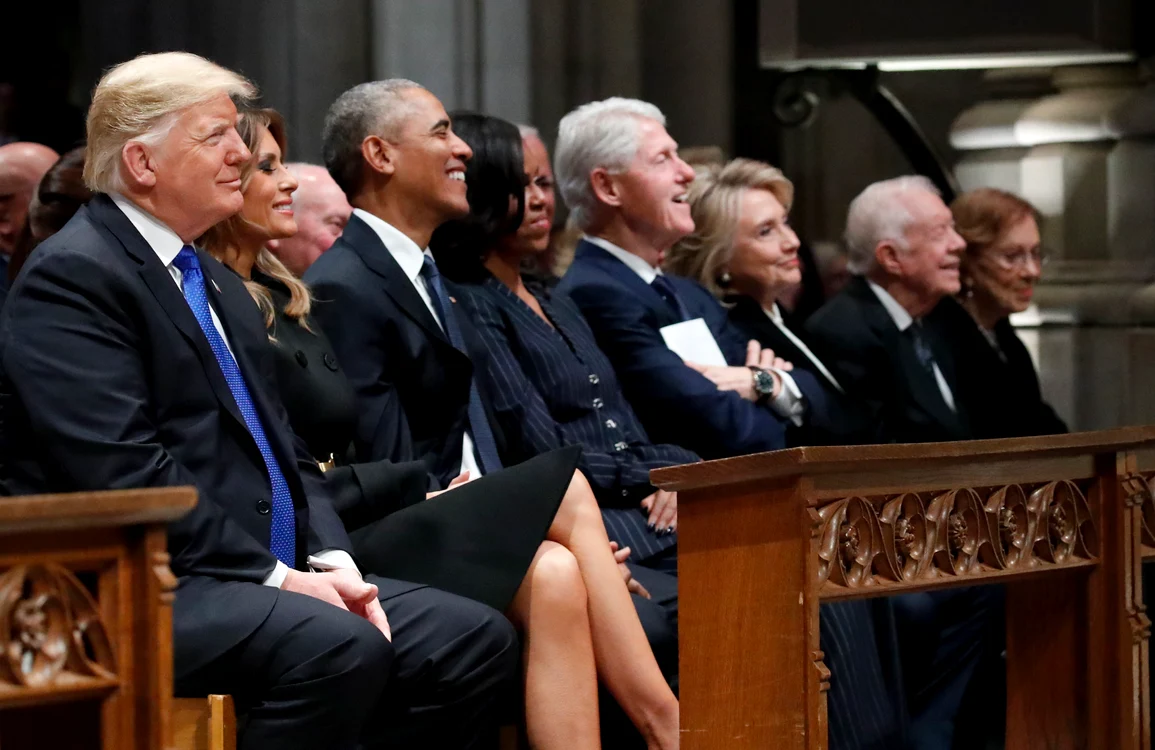 
    Donald Trump i-a salutat doar pe soții Barack și Michelle Obamafoto: Getty Images  