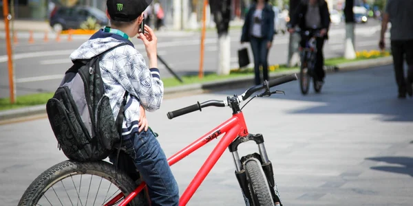 Baiat pe bicicleta in Bacau