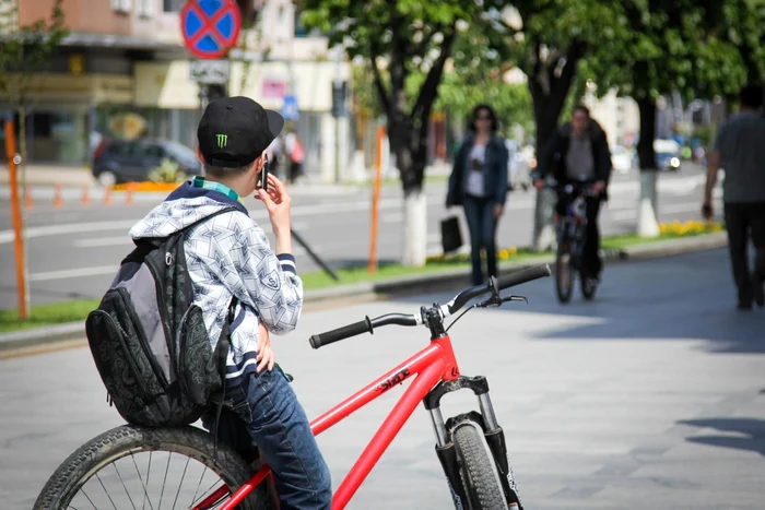 Baiat pe bicicleta in Bacau