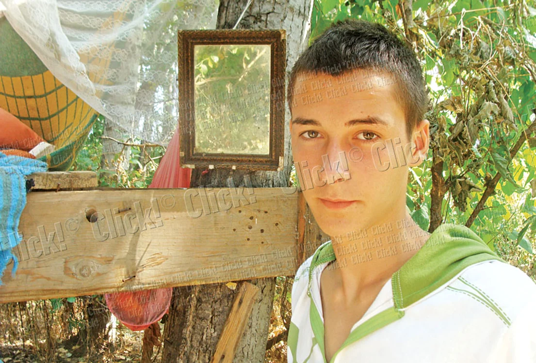 Marian are la  „casă” perdele  şi o oglindă