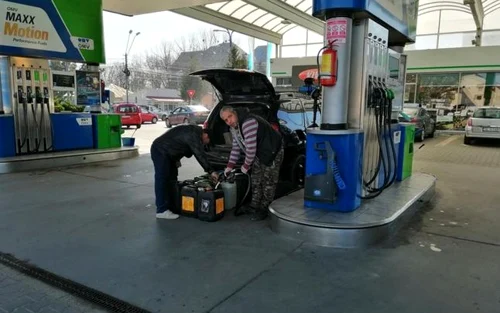 Maşina Poliţiei Locale şi canistrele cu motorină FOTO Doru Beldiman