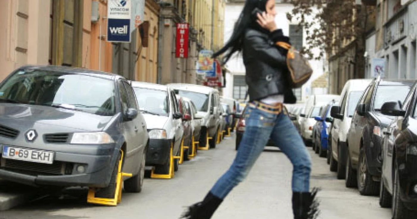 Zeci de şoferi care au parcat ieri pe o străduţă din centrul Timişoarei şi-au găsit maşinile cu roţile blocate.