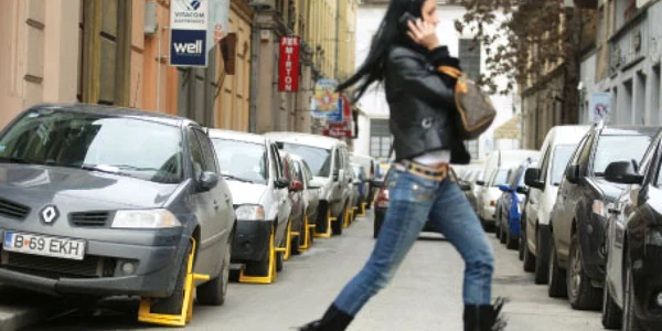  Zeci de şoferi care au parcat ieri pe o străduţă din centrul Timişoarei şi-au găsit maşinile cu roţile blocate. 