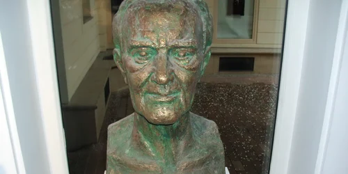 Sculptura lui Deliu Petroiu a fost realizată de Aurel Gheorghe Ardeleanu