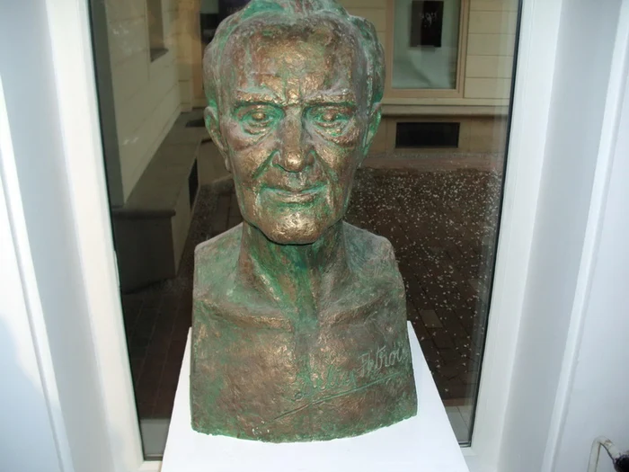 Sculptura lui Deliu Petroiu a fost realizată de Aurel Gheorghe Ardeleanu