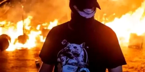 barbat din bucuresti, acuzat de promovarea ideologiei fasciste, antisemite png