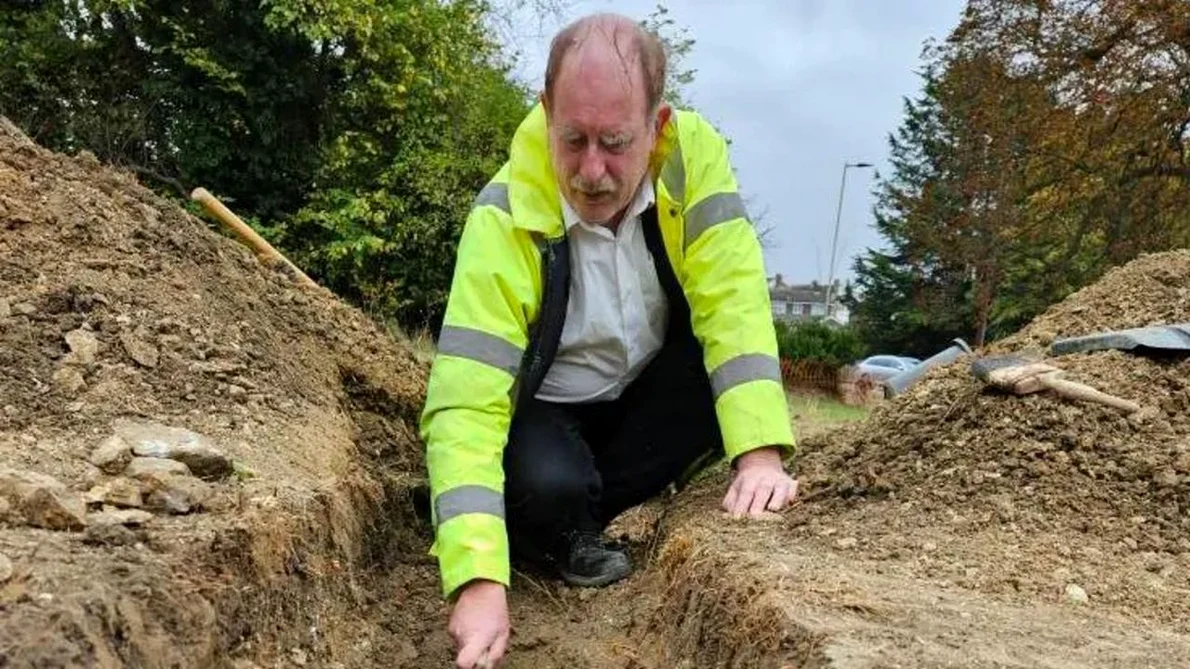 Steven Cockings, pe șantierul arheologic al Proiectului Vilei Romane din Bedford (© Facebook / Bedford Roman Villa Project)