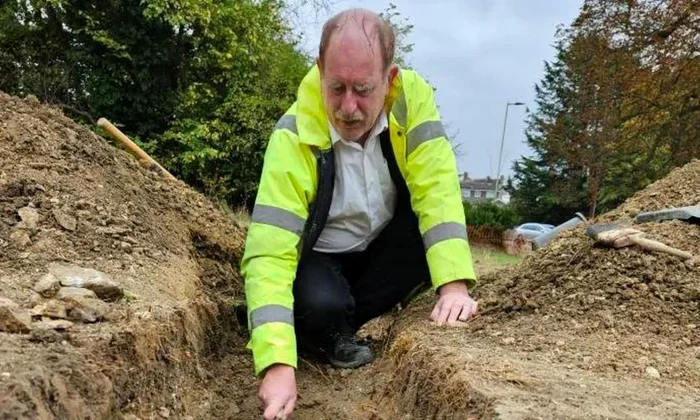 Steven Cockings, pe șantierul arheologic al Proiectului Vilei Romane din Bedford (© Facebook / Bedford Roman Villa Project)