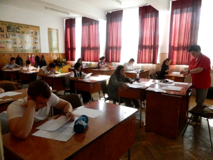 Elevii vor incepe examenul la ora 9:00