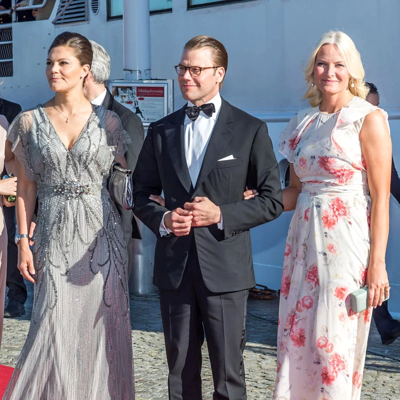 Prințesa Victoria a Suediei cu soțul ei, Prințul Daniel, și Prințesa Mette Marit a Norvegiei, în 2015. FOTO: Casa Regală suedeză