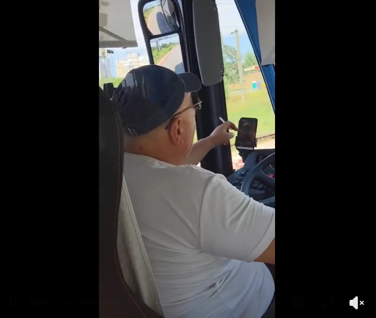 Șofer de autobuz din Constanța, filmat fumând și folosind telefonul în timp ce conducea. Compania a declanșat o anchetă disciplinară