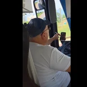 Șofer de autobuz din Constanța, filmat fumând și folosind telefonul în timp ce conducea FOTO captură video Facebook