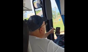 Șofer de autobuz din Constanța, filmat fumând și folosind telefonul în timp ce conducea FOTO captură video Facebook