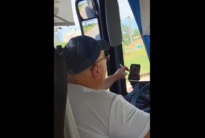 Șofer de autobuz din Constanța, filmat fumând și folosind telefonul în timp ce conducea FOTO captură video Facebook